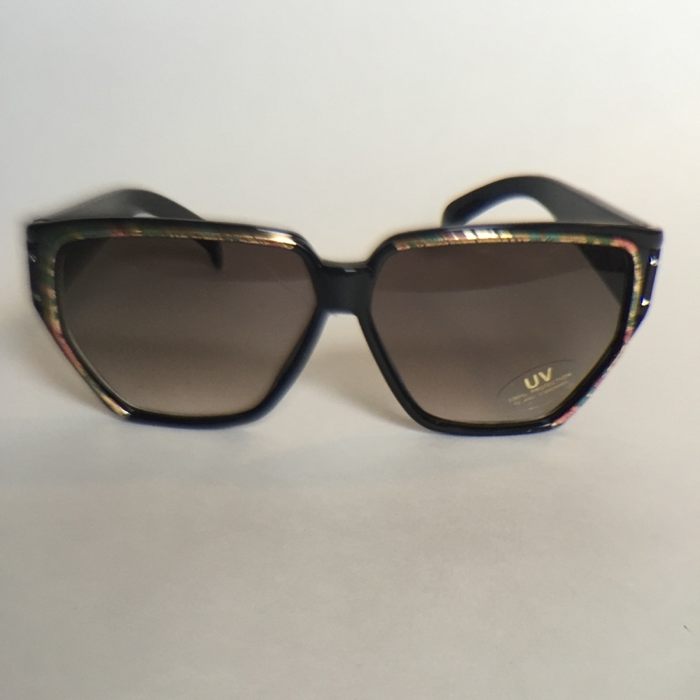 Black old school sunglasses 🕶  All eyewear 3 for $30 - Picture 2 of 2